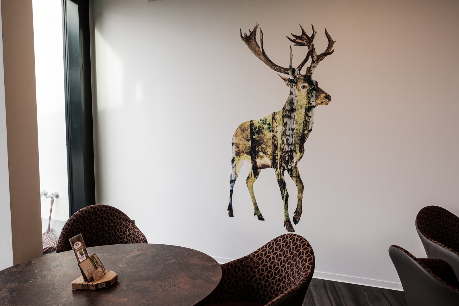 Restaurant mit grossem Hirschmotiv an der Wand