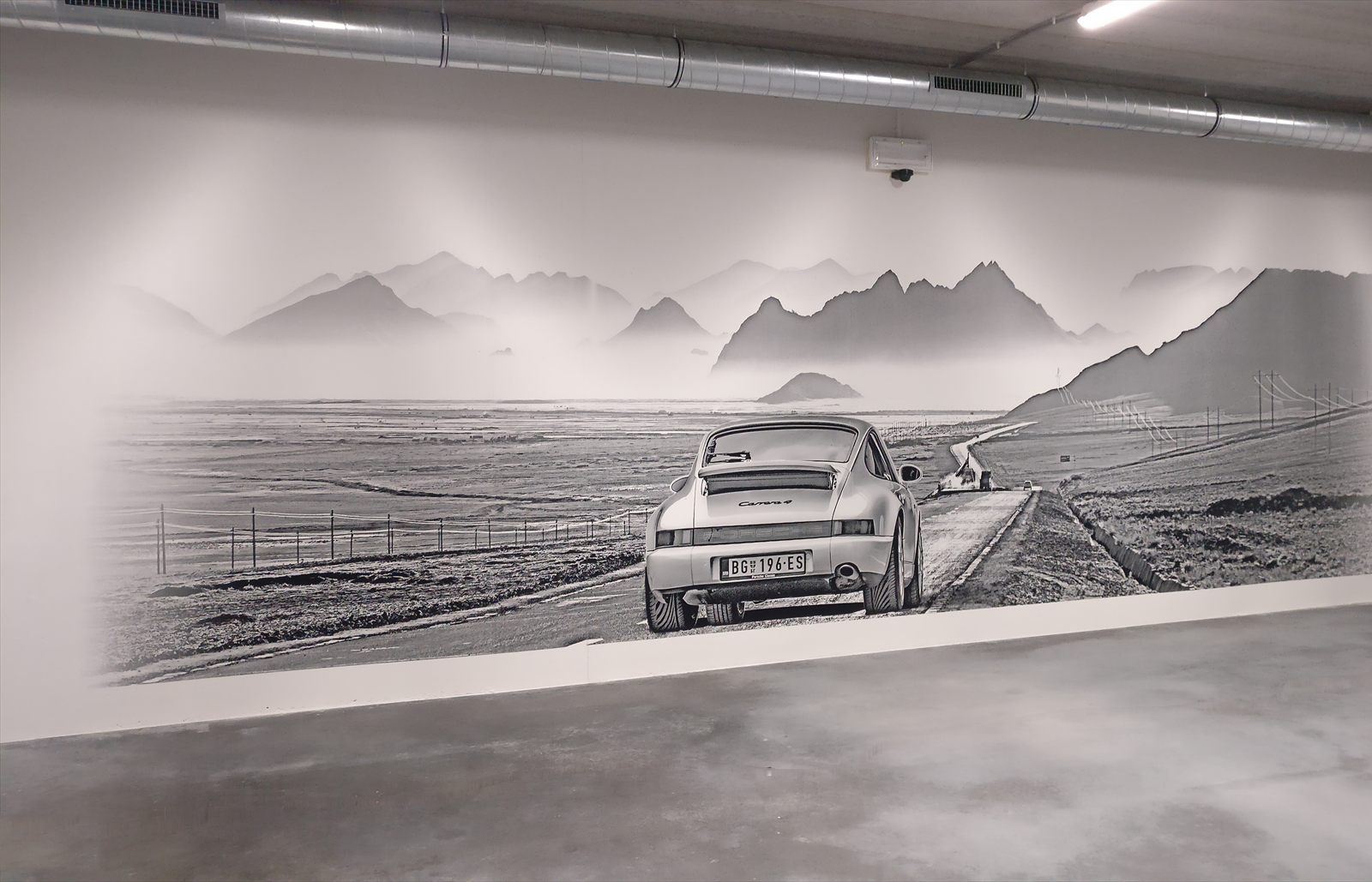 Private Garage mit Oldtimer vor Berglandschaft als grossflächiges Wandbild